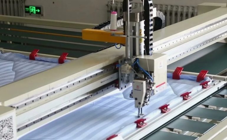 Автоматическая стегальная машина KLS-QYD: какие ткани и наполнители она может прошивать